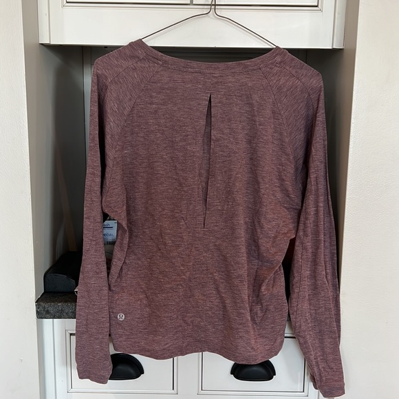 Lululemon cropped long sleeve top with slit in back - Picture 2 of 2
